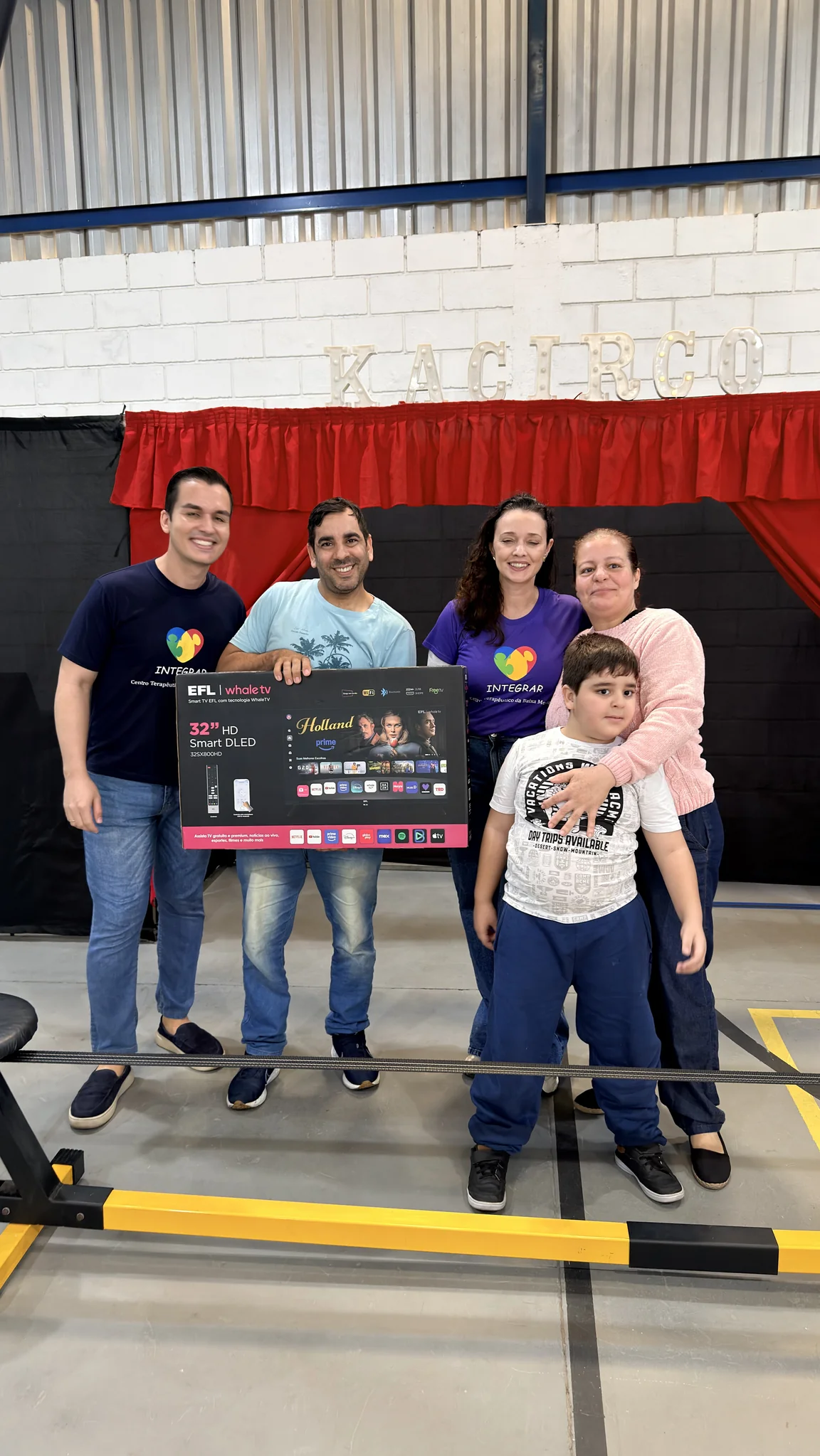 Momento de premiação e entrega de brinde para a família participante