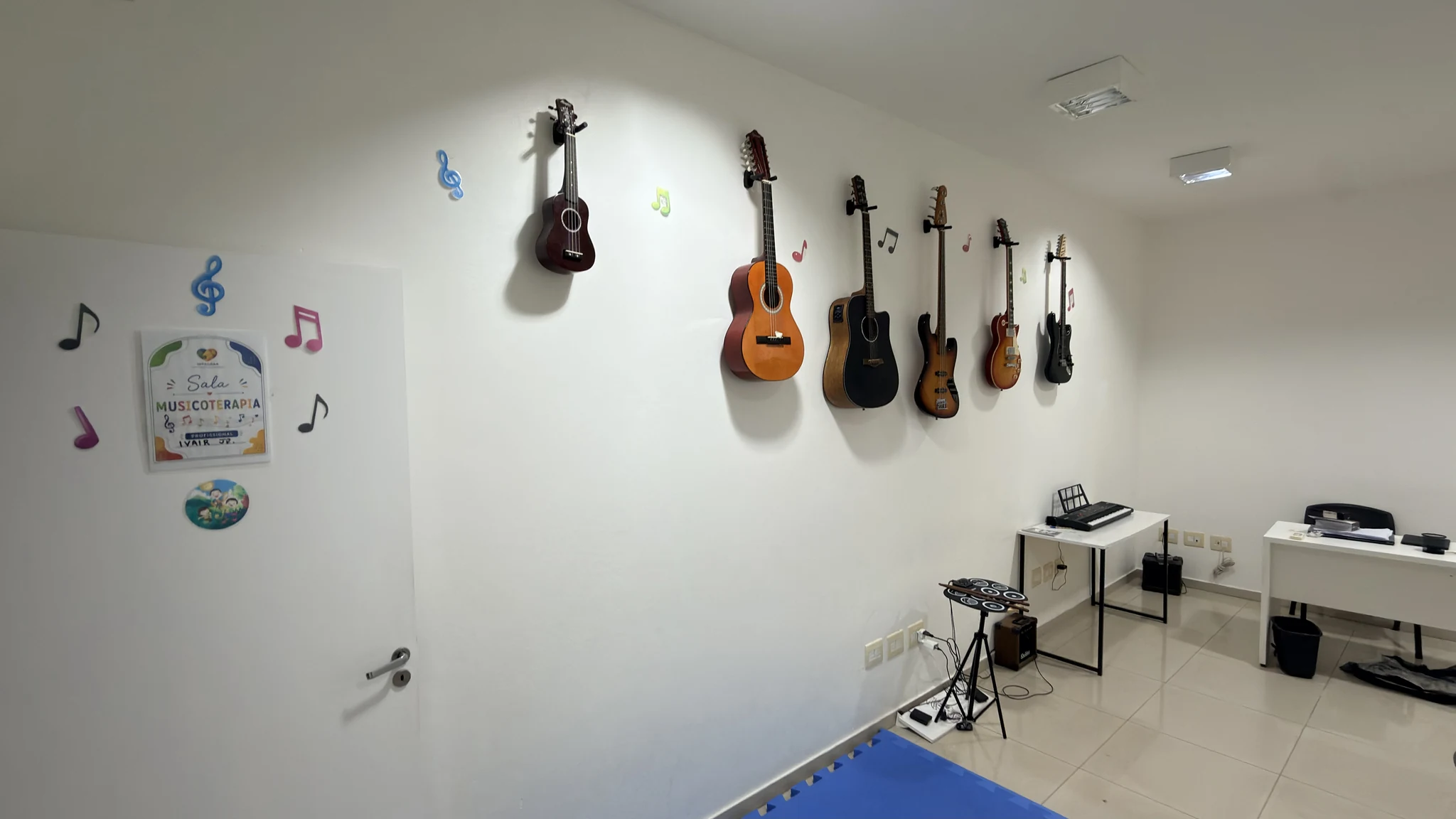 Sala de musicoterapia equipada com instrumentos acústicos e eletrônicos