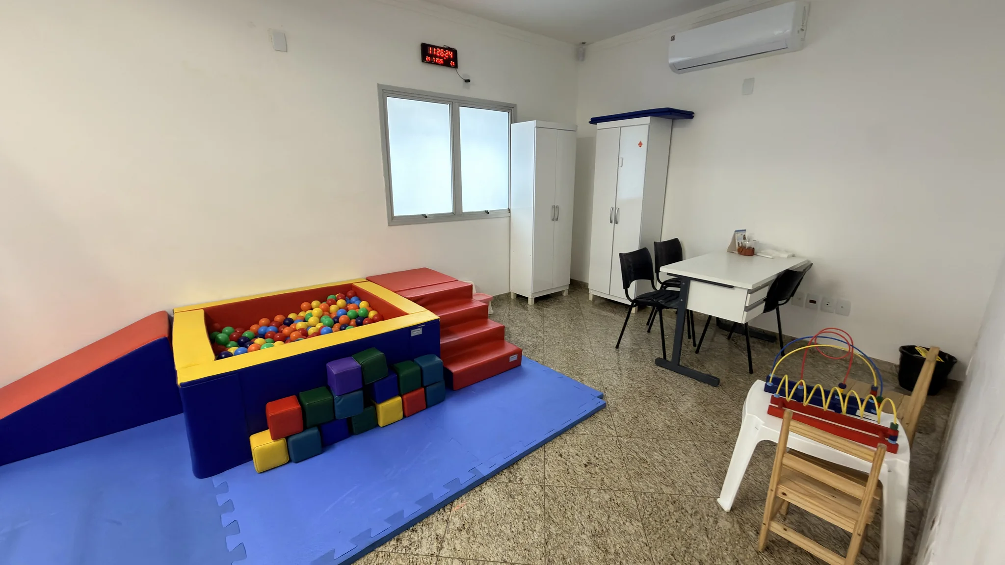 Sala de recreação e psicomotricidade com piscina de bolinhas